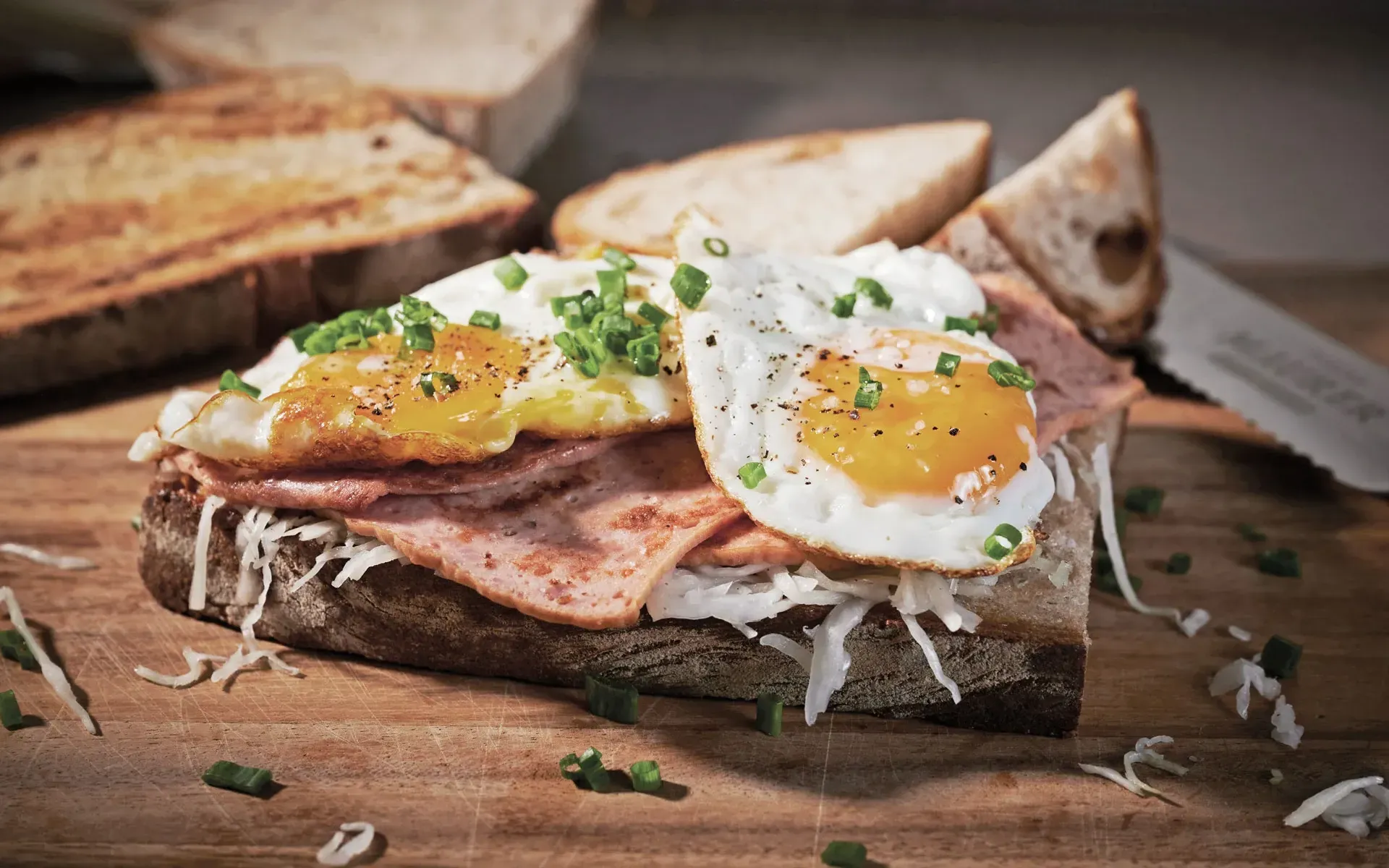 Älbler belegt mit Fleischkäse und Spiegelei, angerichtet