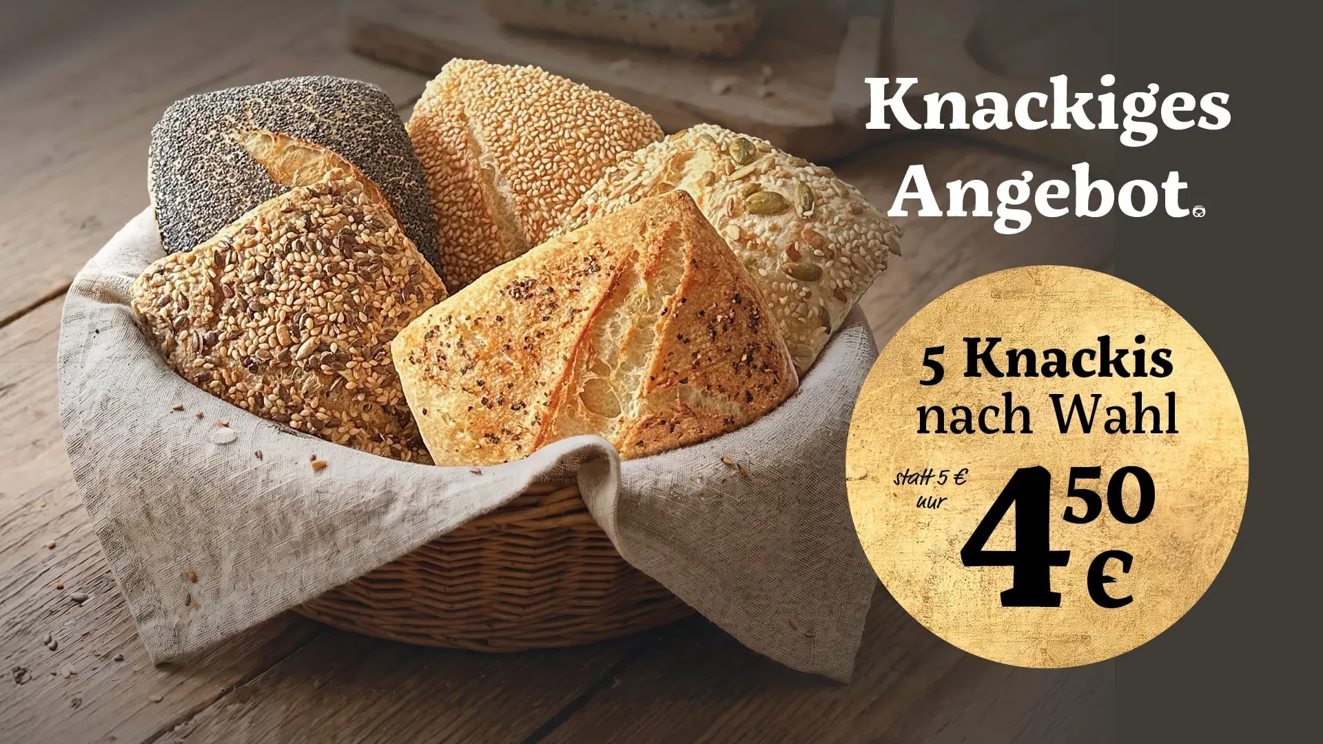 Aushang: ein Korb mit sechs Knacki-Sorten. Darauf steht „Knackiges Angebot“ und „5 Knackis nach Wahl, statt 5 € nur 4,50 €“