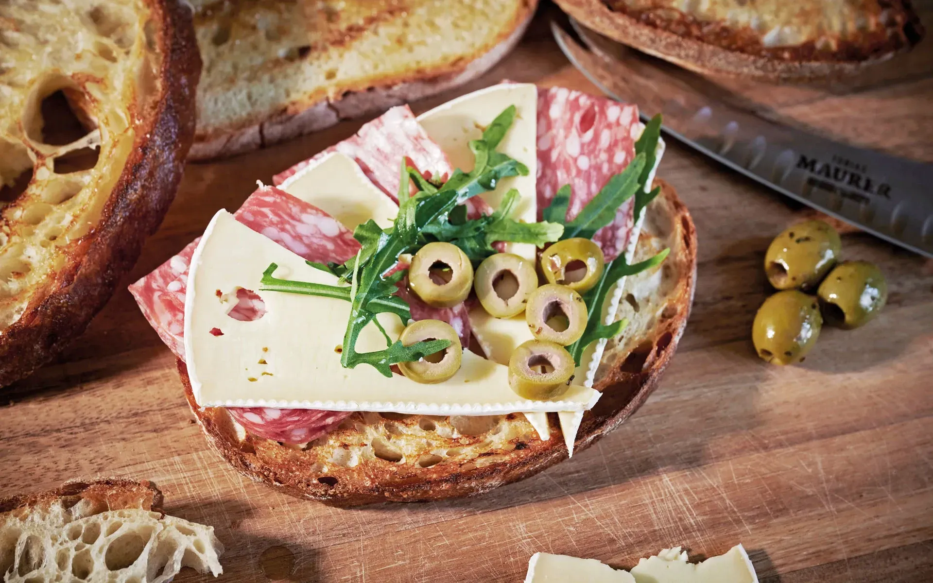 Ciabatta Grande mit Italienischer Salami und Camembert, angerichtet