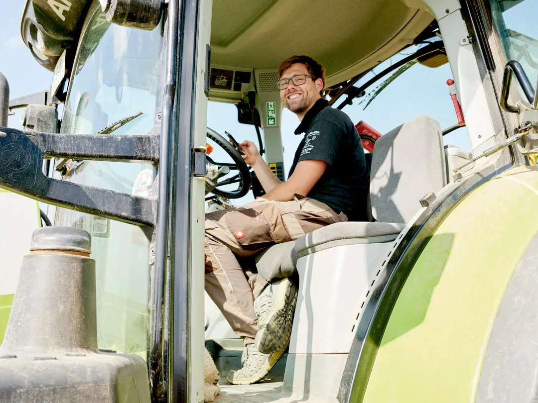 Richard Kauffmann in der Fahrerkabine des Traktors