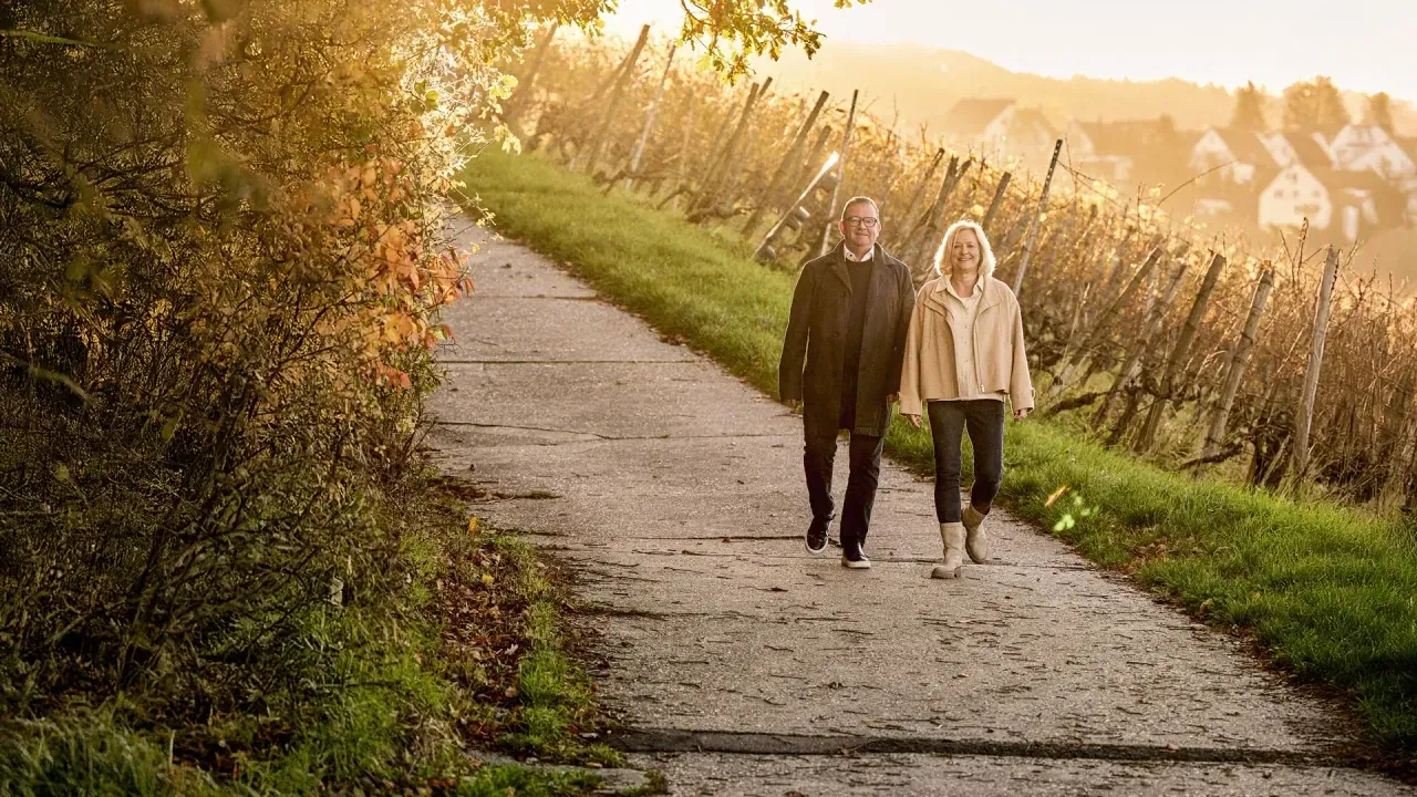 Claudia Maurer und Tobias Maurer auf einem Weg durch die Weinberge im Herbst
