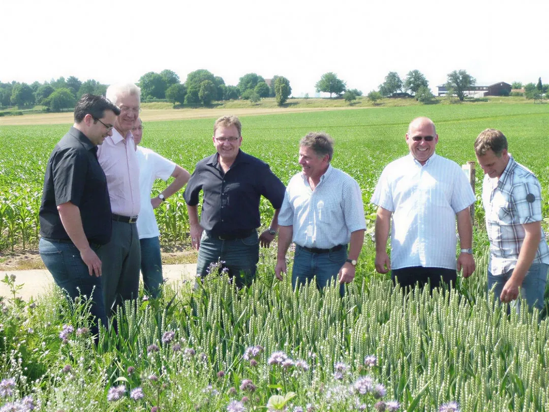 Tobias Maurer mit Landwirten auf einem Getreidefeld beim Beginn des Landkorn-Konzepts