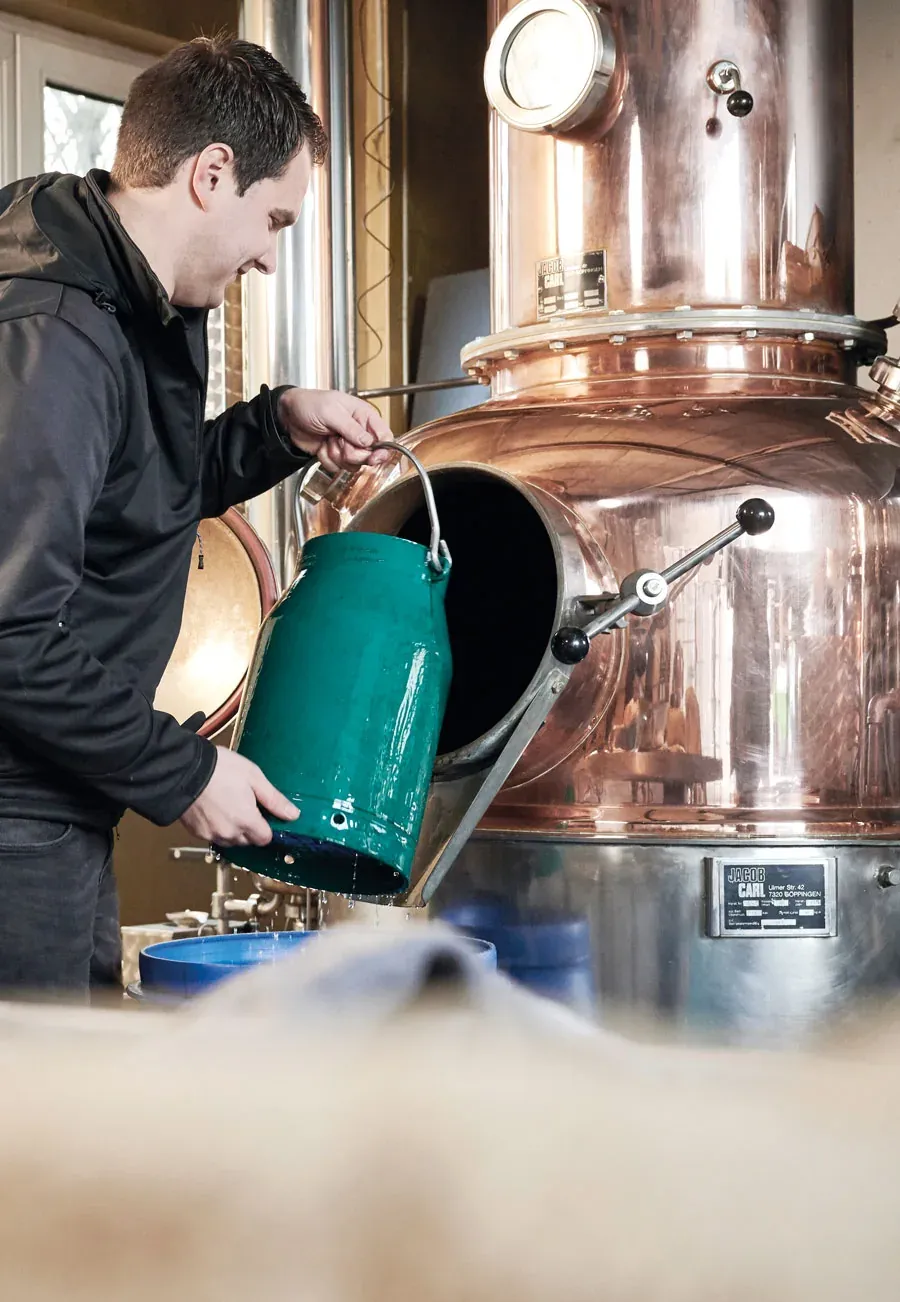 Markus Escher bei der Gin Herstellung