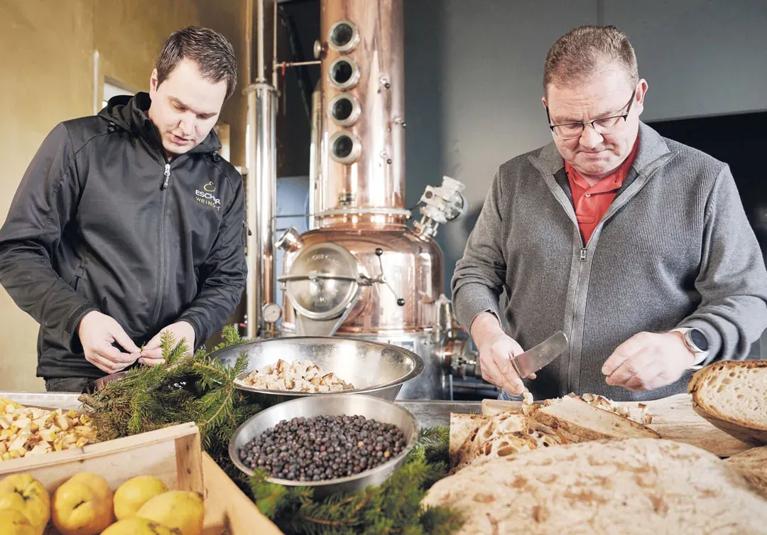 Markus Escher und Tobias Mauerer bei der Gin Herstellung