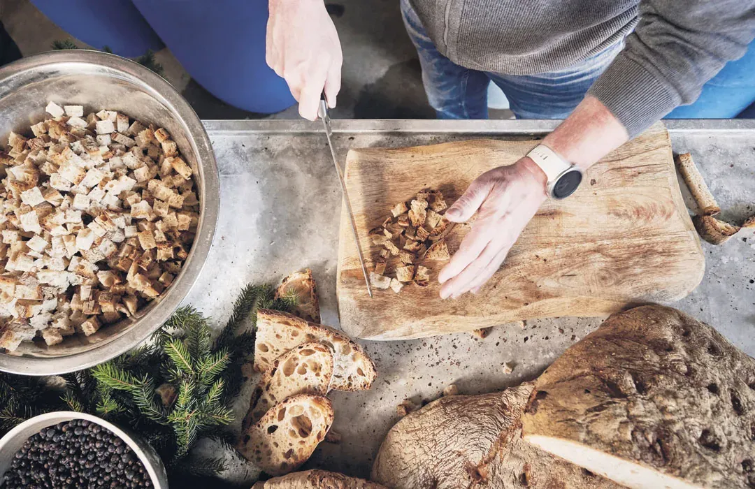 Älbler Steinofenbrot wird in Würfel geschnitten