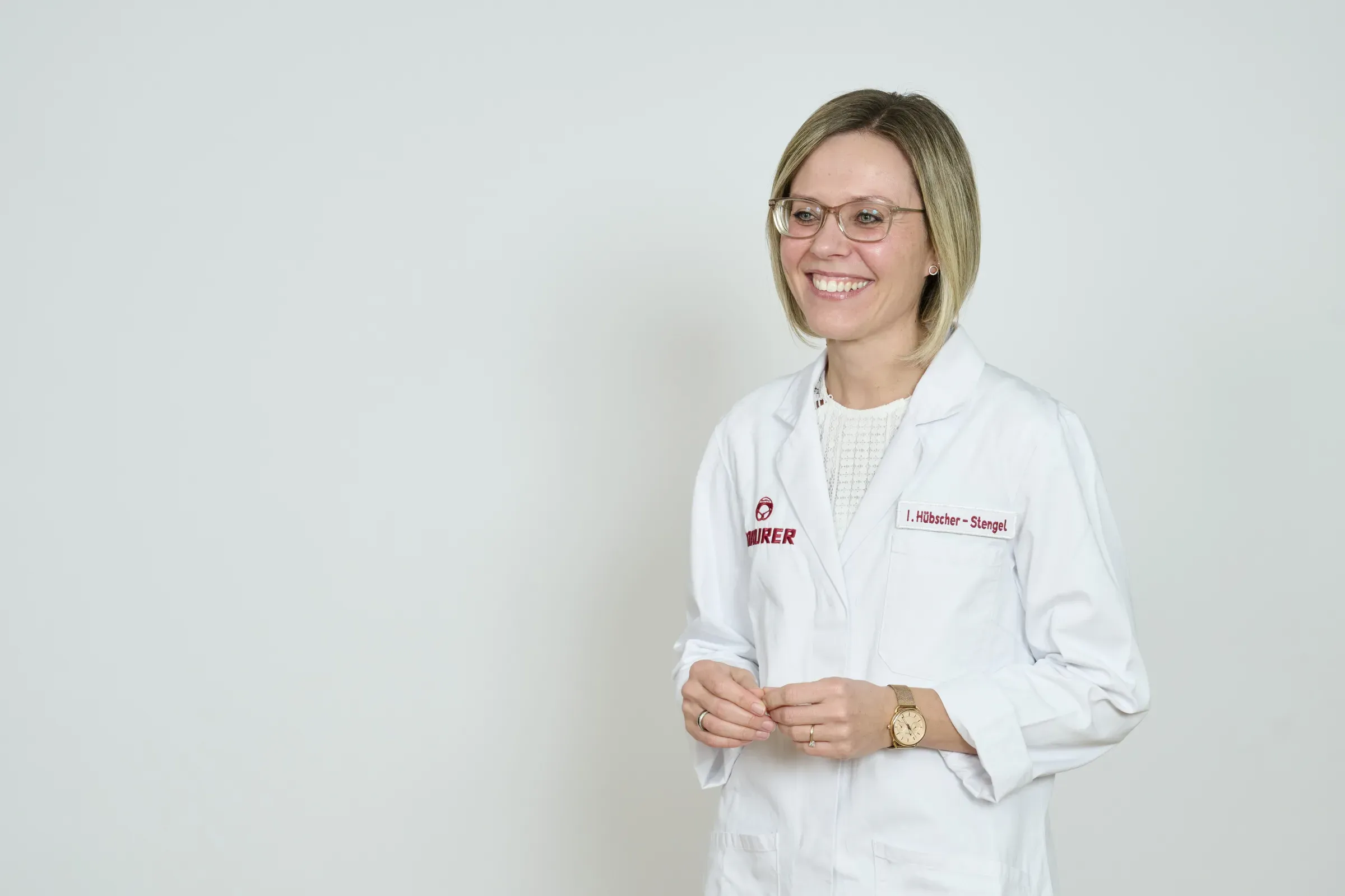 Inna Hübscher-Stengel im weißen Laborkittel