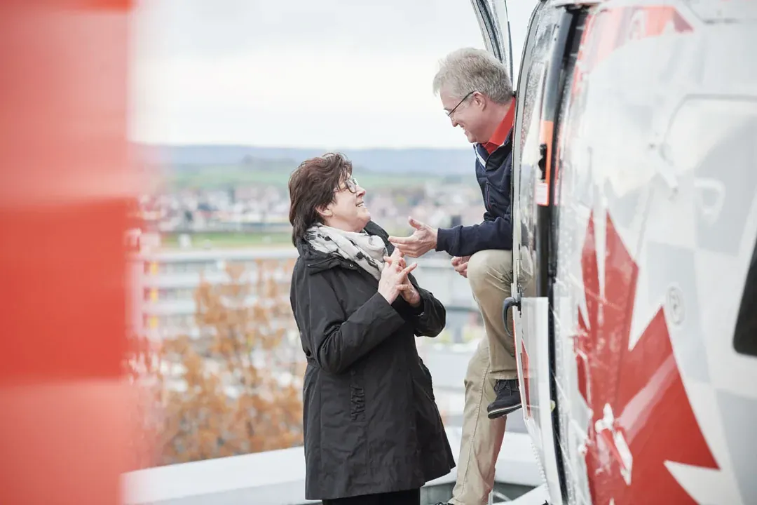 Anna Maurer und Björn Steiger stehen an einem Helikopter