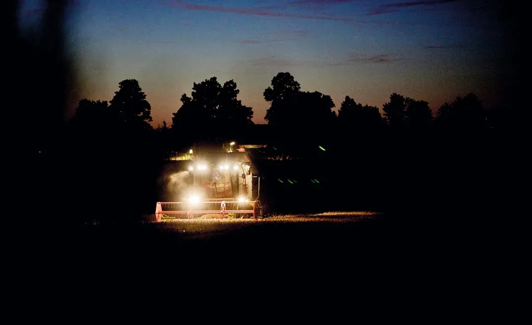 Landkornernte bei Nacht