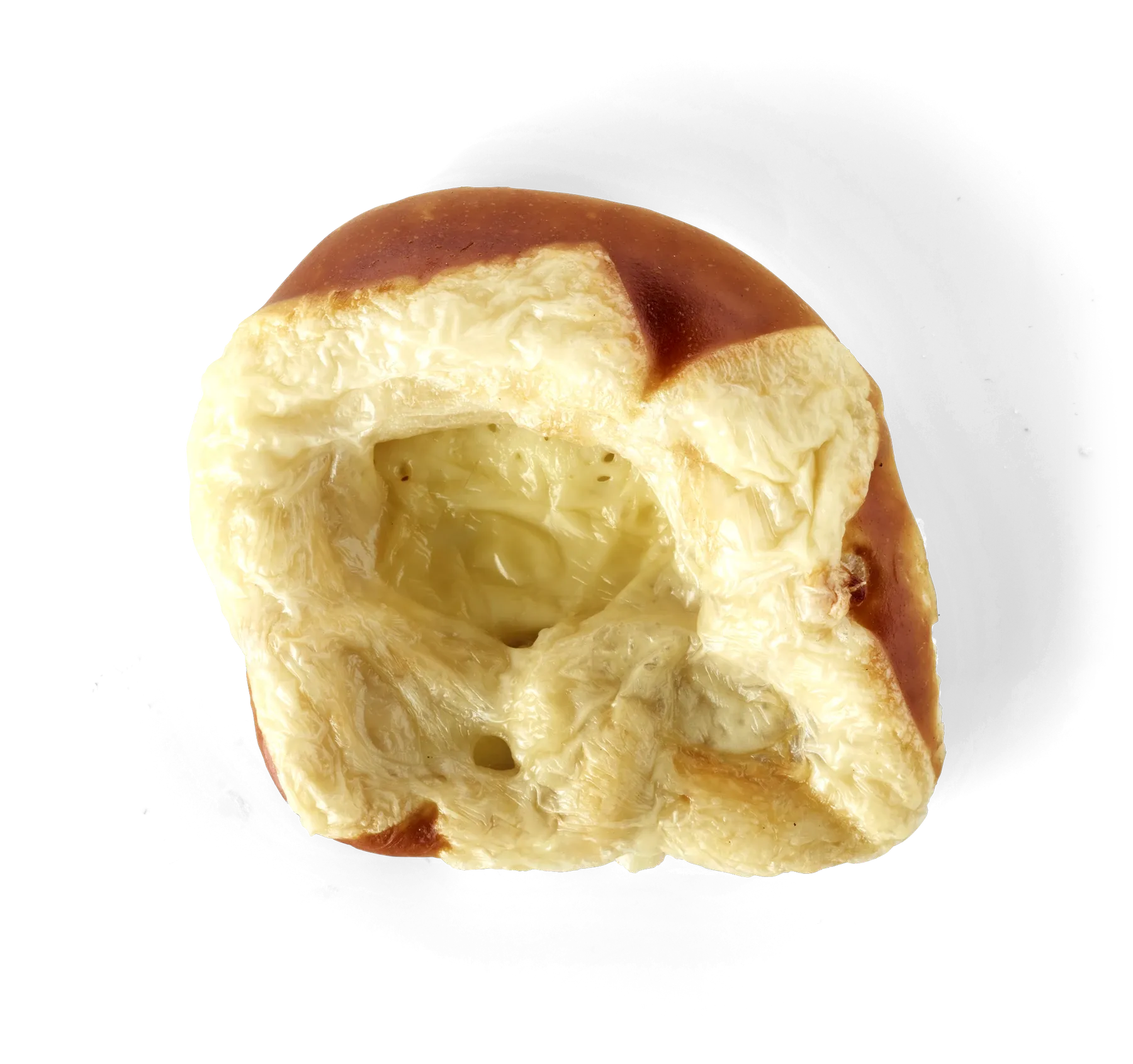 Laugenbrezel mit Käse überbacken, freigestellt von oben