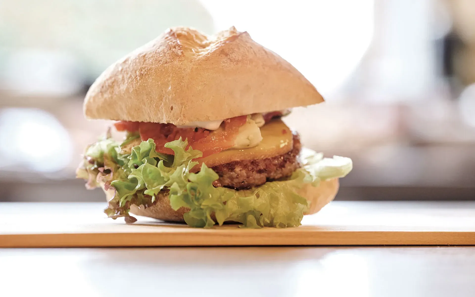Maurer-Knacki-Burger, angerichtet