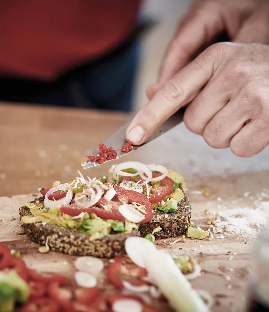 MEHL-OHNE Brot mit Avocado, Tomate und Chilli