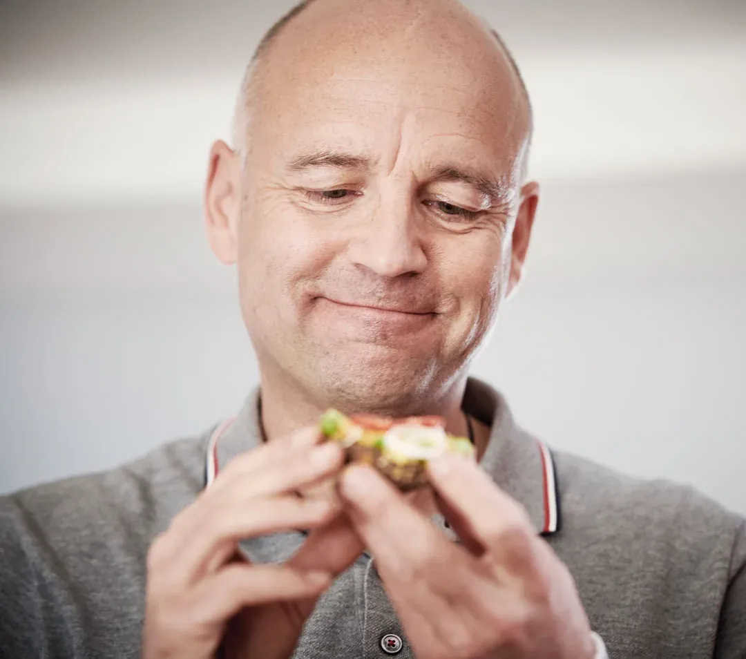 Thomas Hillebrand probiert MEHL-OHNE Brot