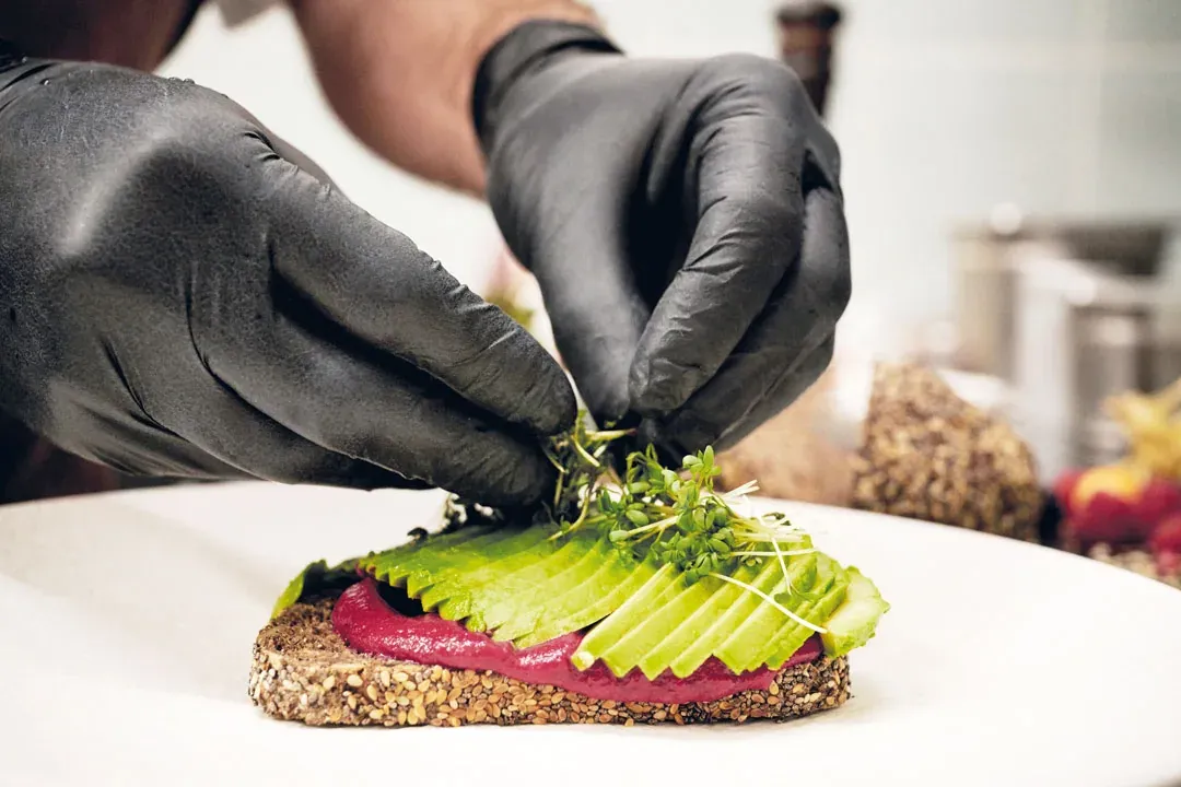 MEHL-OHNE Brot mit Avocado und Rote Bete Humus