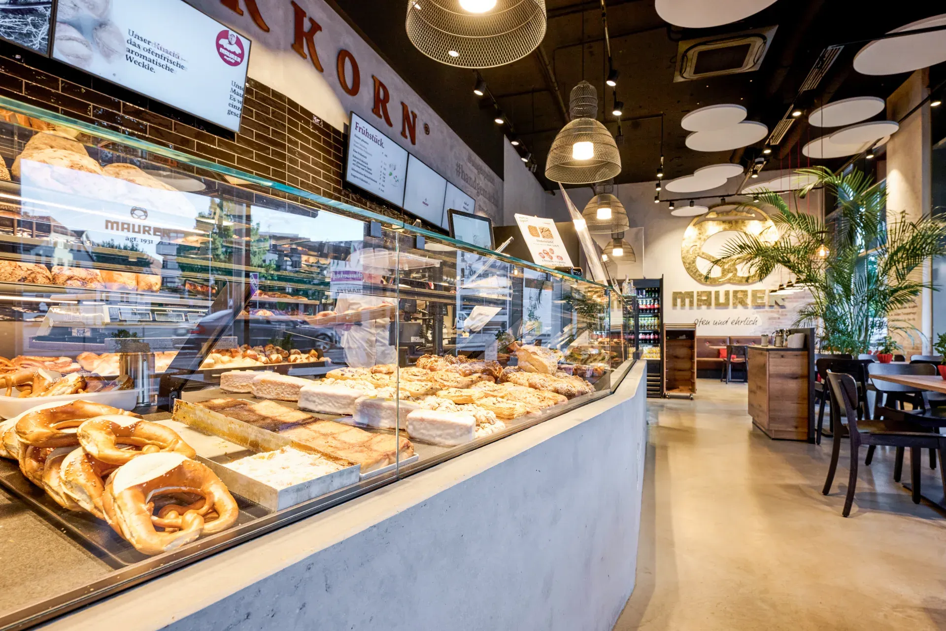 Blick über die Kuchentheke in Schorndorf in den Cafébereich
