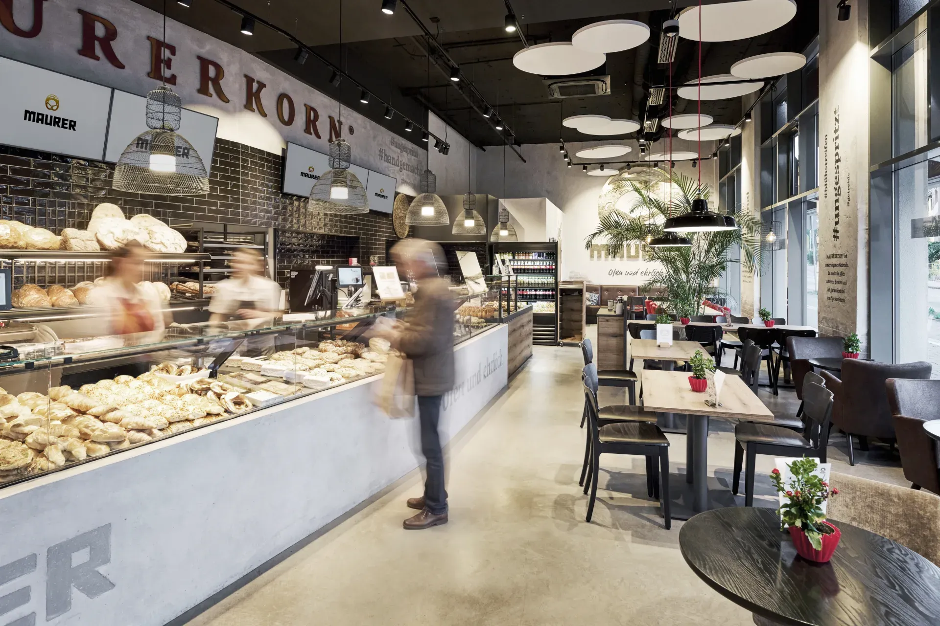 Bäckerei-Café Schorndorf mit Theke links und Sitzplätzen rechts
