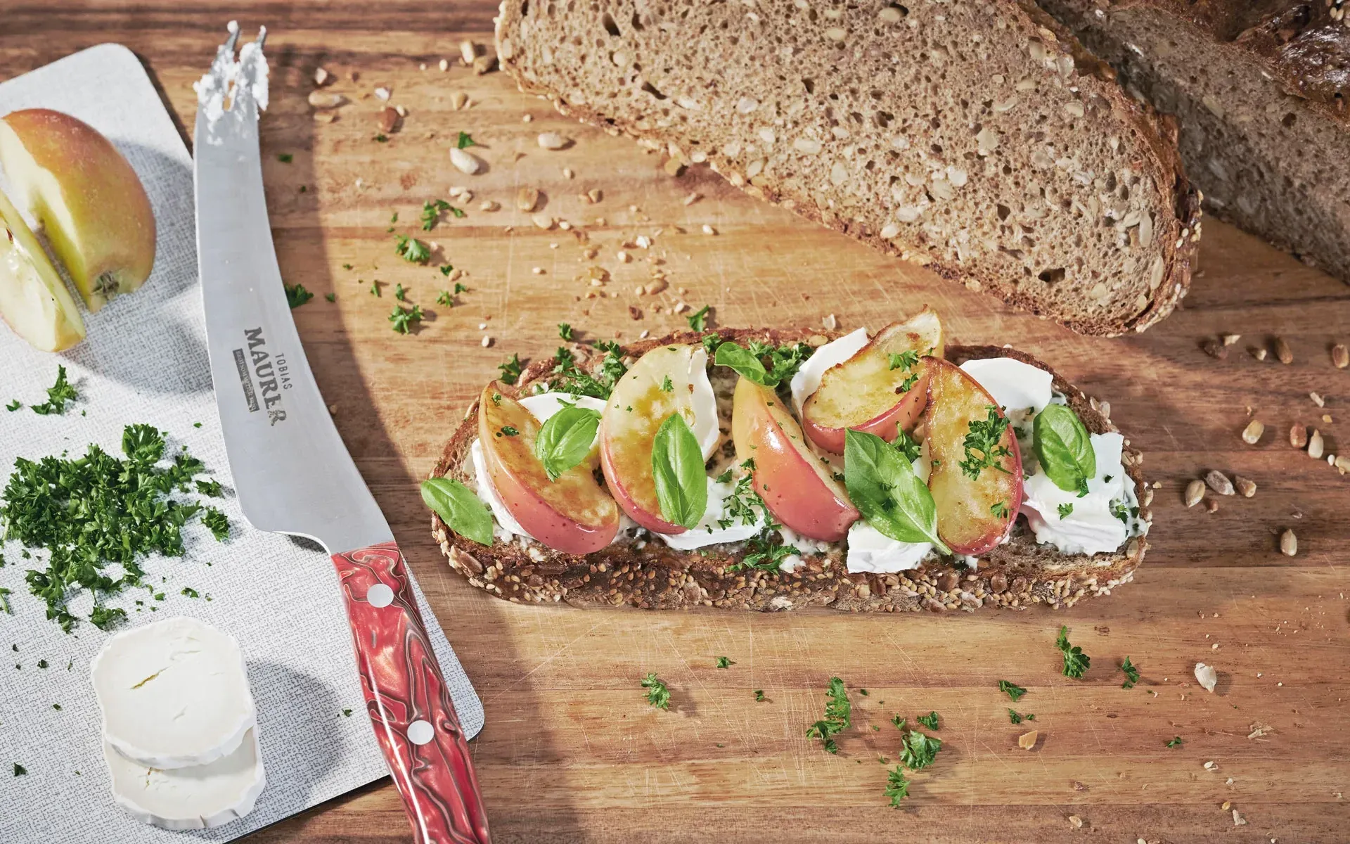 Sonnenblumenbrot mit Ziegenkäse und Apfel, angerichtet