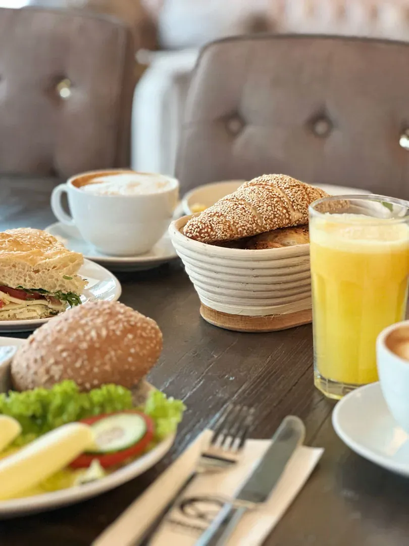 Frühstück mit Kaffee, Orangensaft und Knackis im Bäckerei-Café Schwaikheim