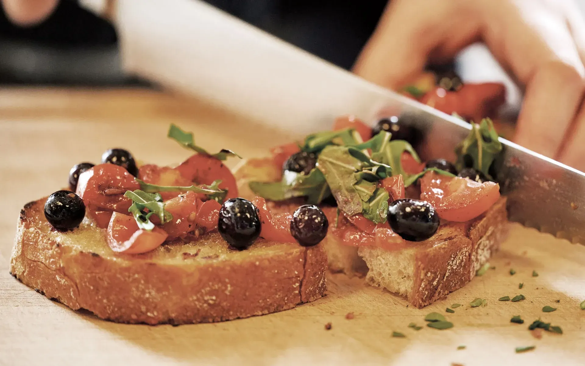 Tomaten-Blaubeer-Bruschetta, angerichtet