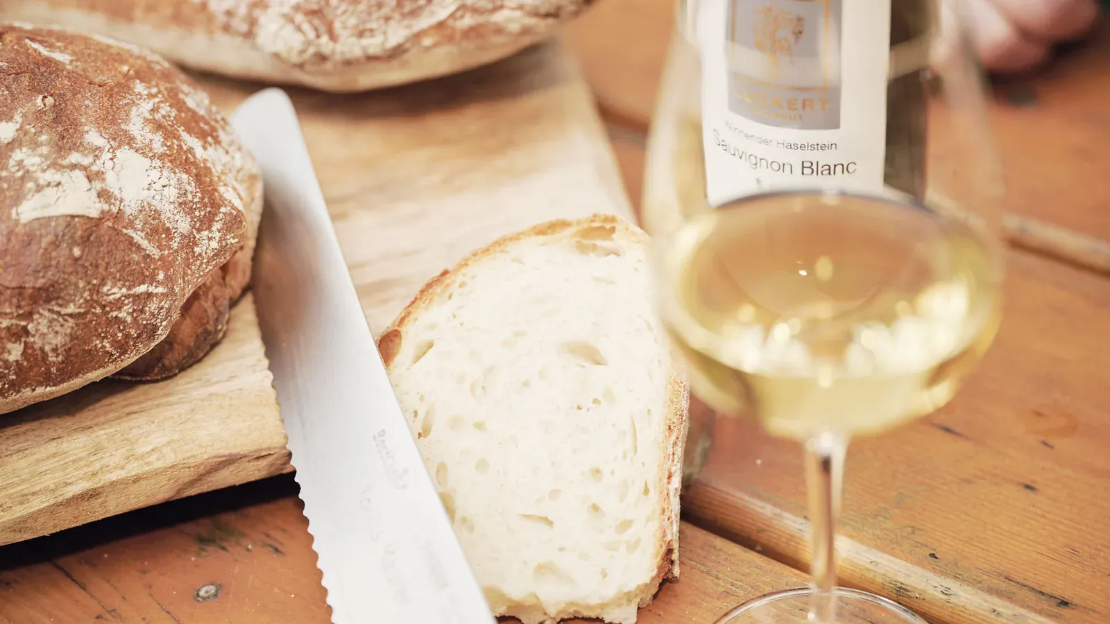 Weißweinglas und Chiabatte Grande Brot