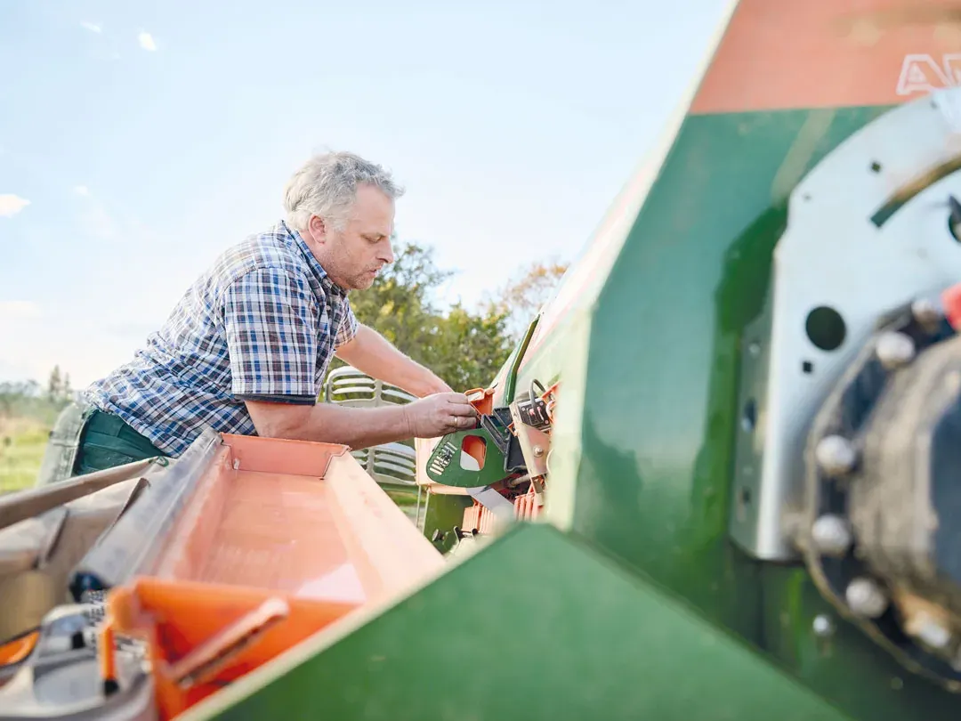 Wolfgang Bürkle stellt eine Sämaschine auf dem Feld ein